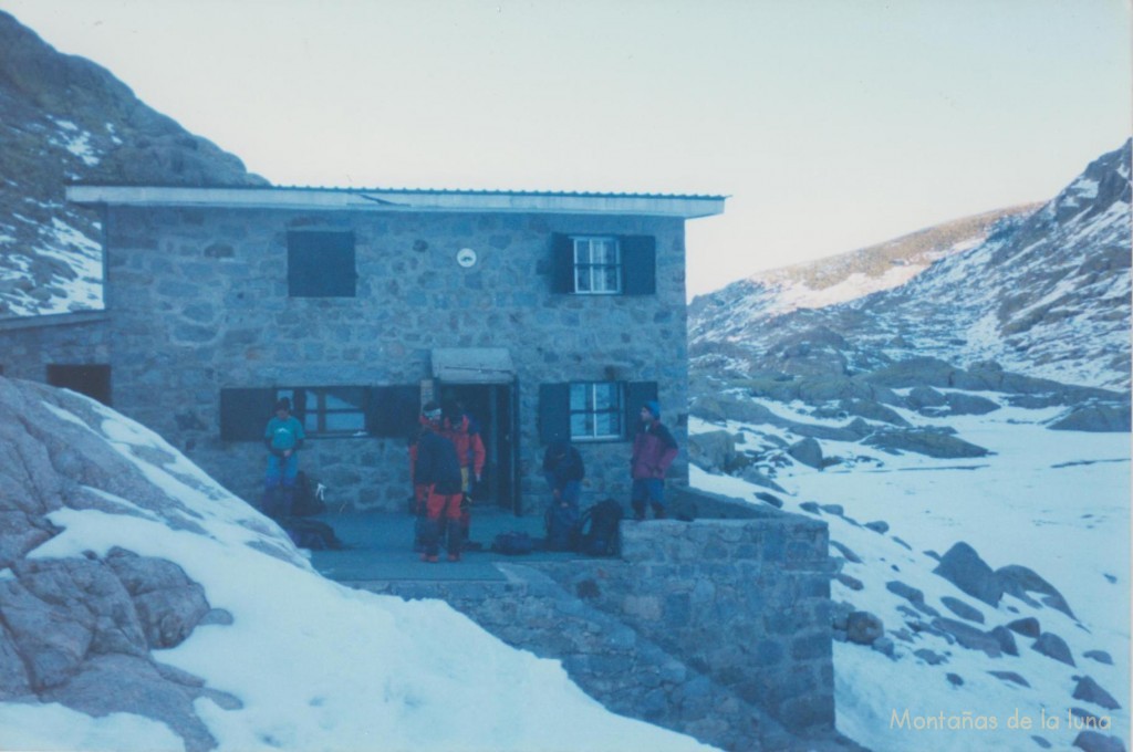 Refugio Elola junto a la Laguna Grande de Gredos, 1.945 mts.